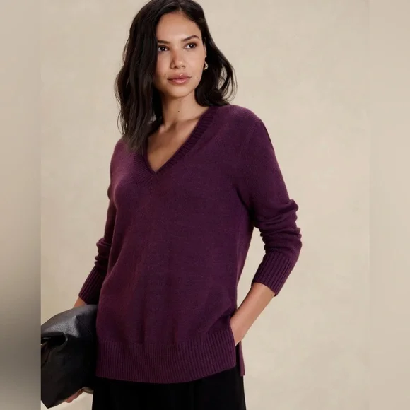 NWOT Banana Republic Factory Essential V-Neck Sweater - Picture 1 of 3